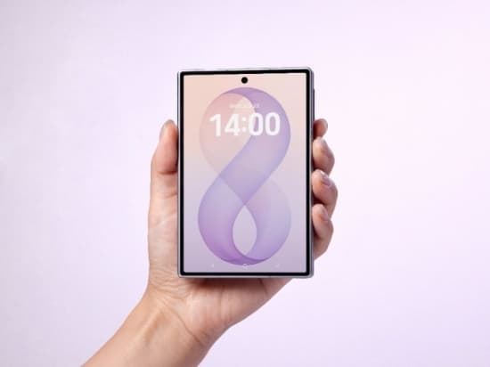 Galaxy Z Fold 8 nặng 201g có dễ cầm không? Dùng một tay cả ngày có mỏi?