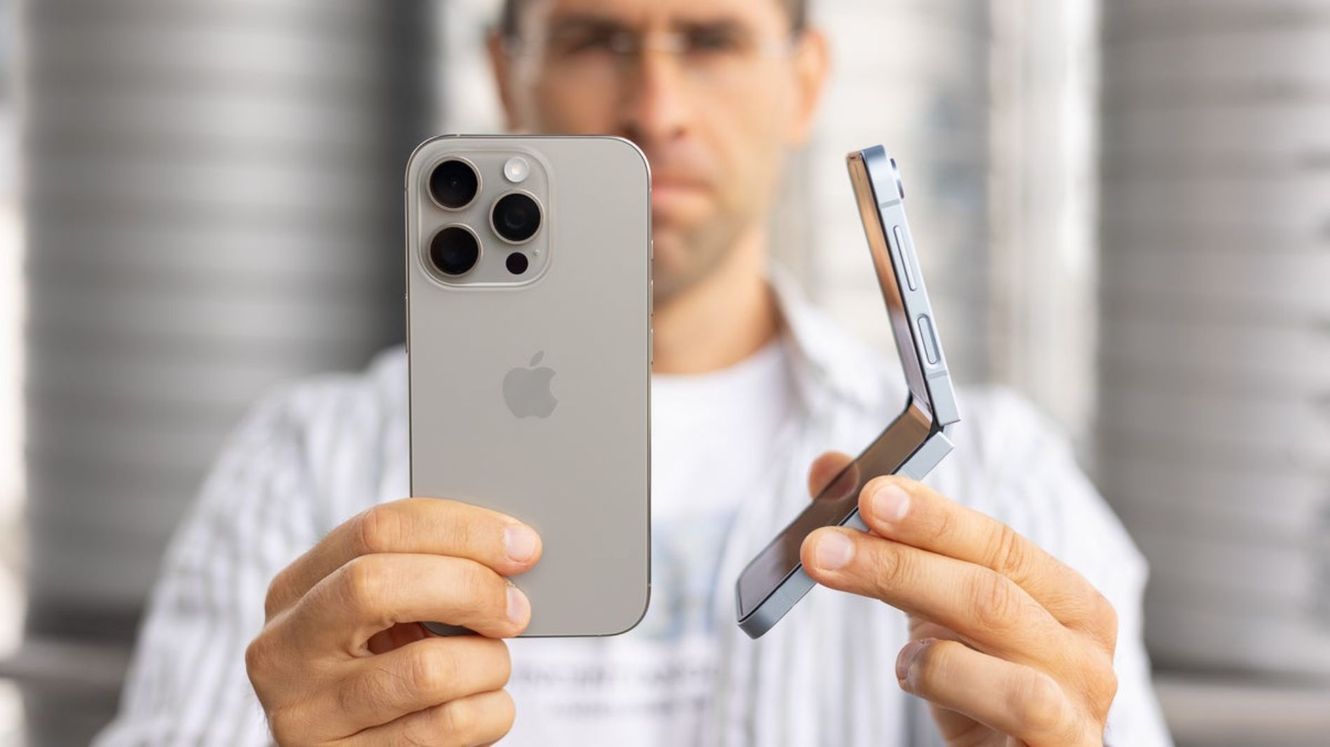 Hình ảnh cho danh mục So sánh iPhone 16 Pro Max và Galaxy Z Flip 7: Review chi tiết điện thoại gập Samsung 2025