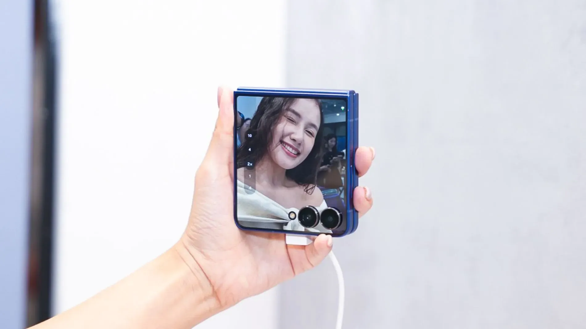 Hình ảnh cho danh mục Review Z Flip 8: Đánh Giá Chi Tiết Có Nên Mua Không?
